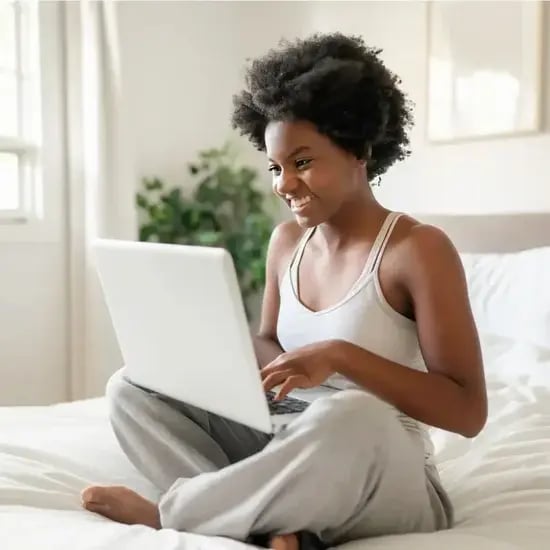 Vrouw maakt online een gratis afspraak met een hypotheekadviseur